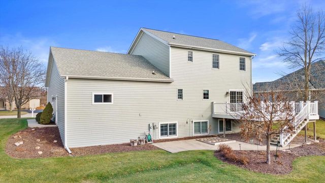 227 Shore CIRCLE, Oconomowoc, WI 53066