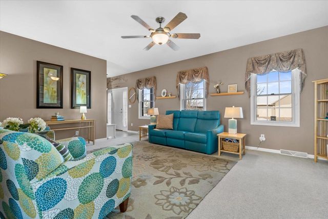 227 Shore CIRCLE, Oconomowoc, WI 53066