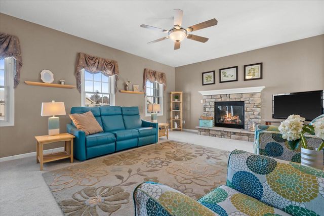 227 Shore CIRCLE, Oconomowoc, WI 53066