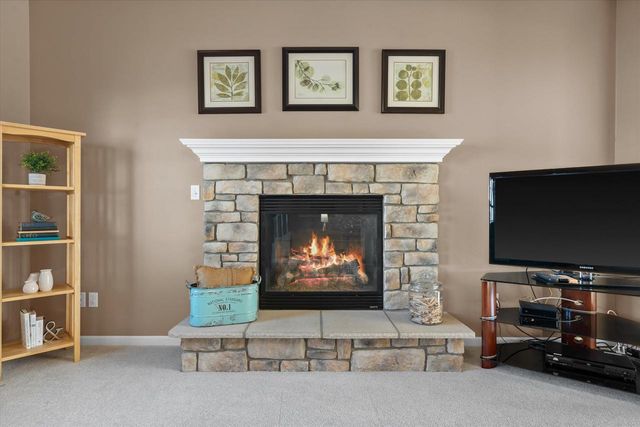 227 Shore CIRCLE, Oconomowoc, WI 53066