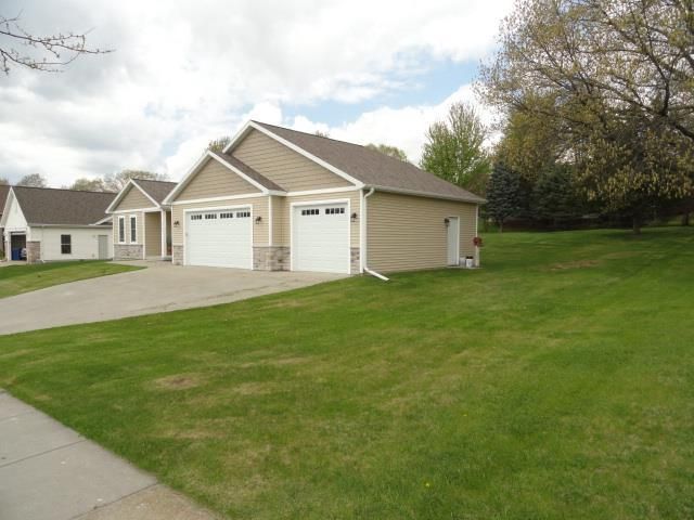 525 Eagle Ridge Ln, Portage, WI 53901