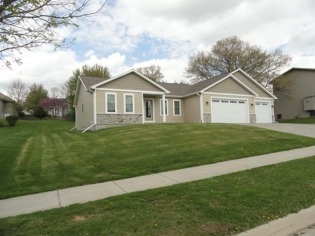 525 Eagle Ridge Ln, Portage, WI 53901