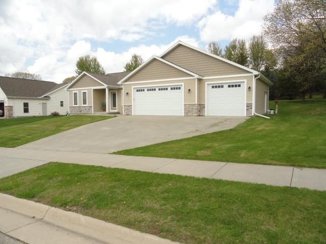 525 Eagle Ridge Ln, Portage, WI 53901