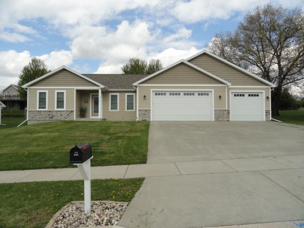 525 Eagle Ridge Ln, Portage, WI 53901