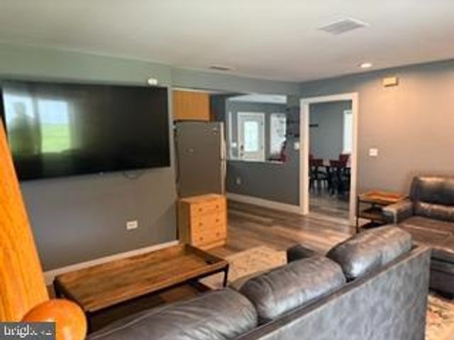 20 INWOOD RD, Levittown, PA 19057