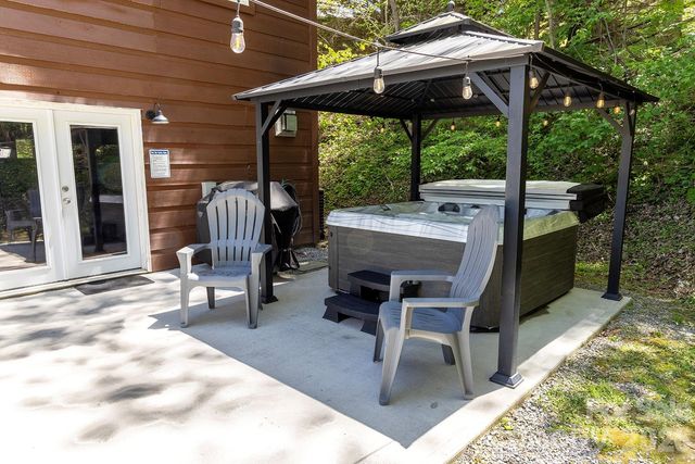 95 Lasso Lane, Waynesville, NC 28785