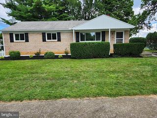 12 ROCKAWAY DR, Camp Hill, PA 17011