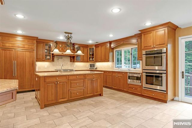 506 Sunderland Road, Teaneck, NJ 07666