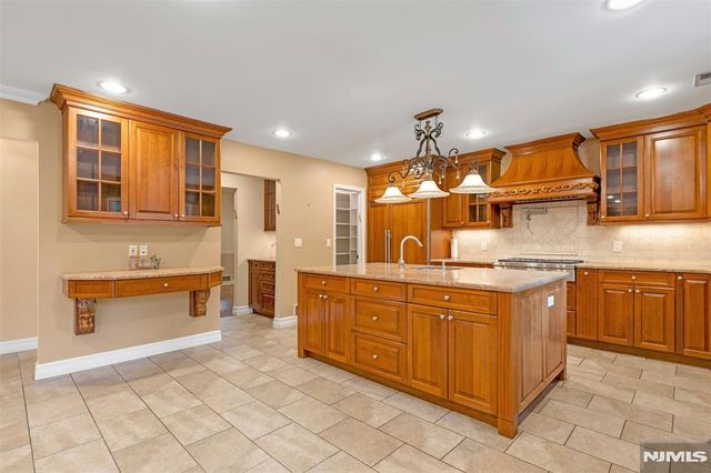 506 Sunderland Road, Teaneck, NJ 07666