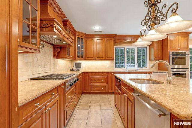 506 Sunderland Road, Teaneck, NJ 07666