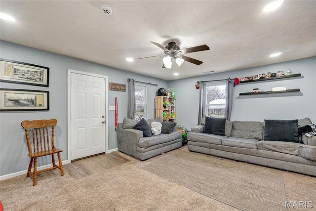 209 S Park Manor Boulevard, Lebanon, MO 65536