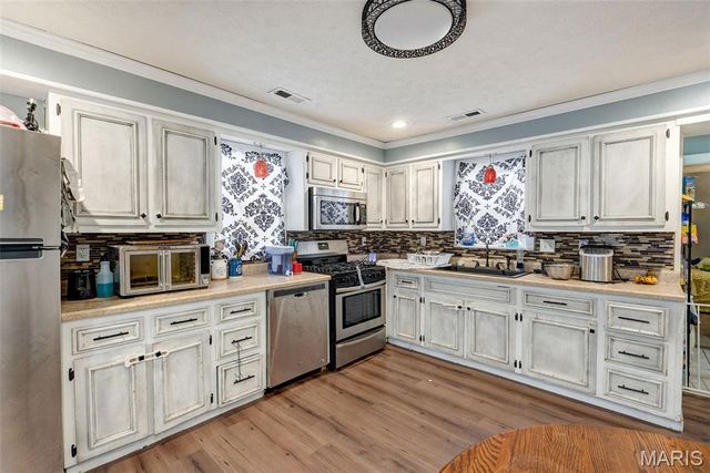 209 S Park Manor Boulevard, Lebanon, MO 65536