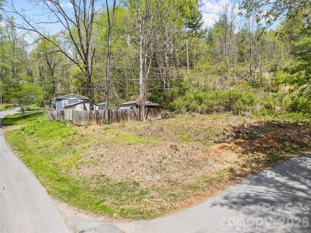 26 Lansing Road, Waynesville, NC 28786