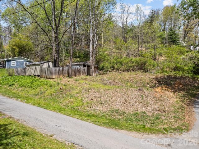 26 Lansing Road, Waynesville, NC 28786