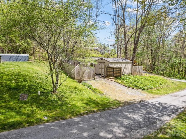 26 Lansing Road, Waynesville, NC 28786