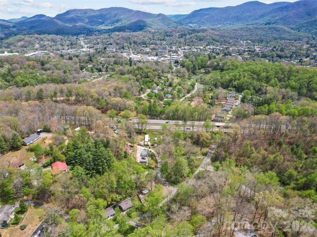 26 Lansing Road, Waynesville, NC 28786