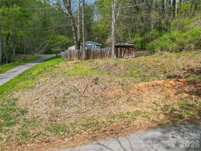 26 Lansing Road, Waynesville, NC 28786