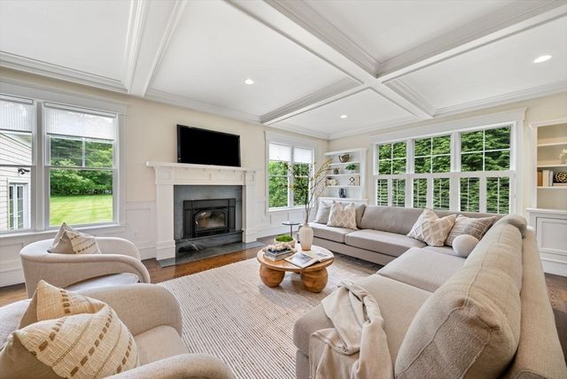 12 Haven St, Dover, MA 02030