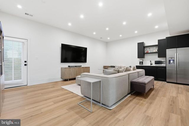 412 N CLEVELAND ST, Arlington, VA 22201