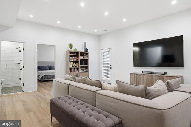 412 N CLEVELAND ST, Arlington, VA 22201