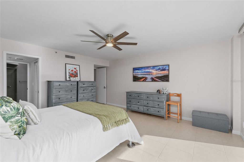 Image 13 of property listing at 1660 GULF BOULEVARD 807, Clearwater, FL 33767