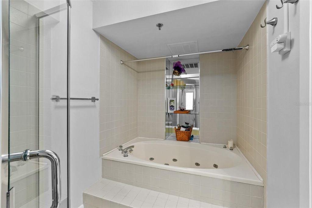 Image 17 of property listing at 1660 GULF BOULEVARD 807, Clearwater, FL 33767