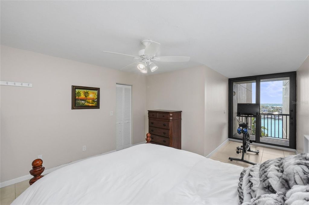 Image 18 of property listing at 1660 GULF BOULEVARD 807, Clearwater, FL 33767