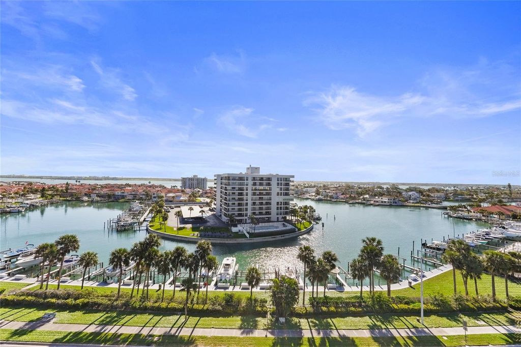 Image 3 of property listing at 1660 GULF BOULEVARD 807, Clearwater, FL 33767