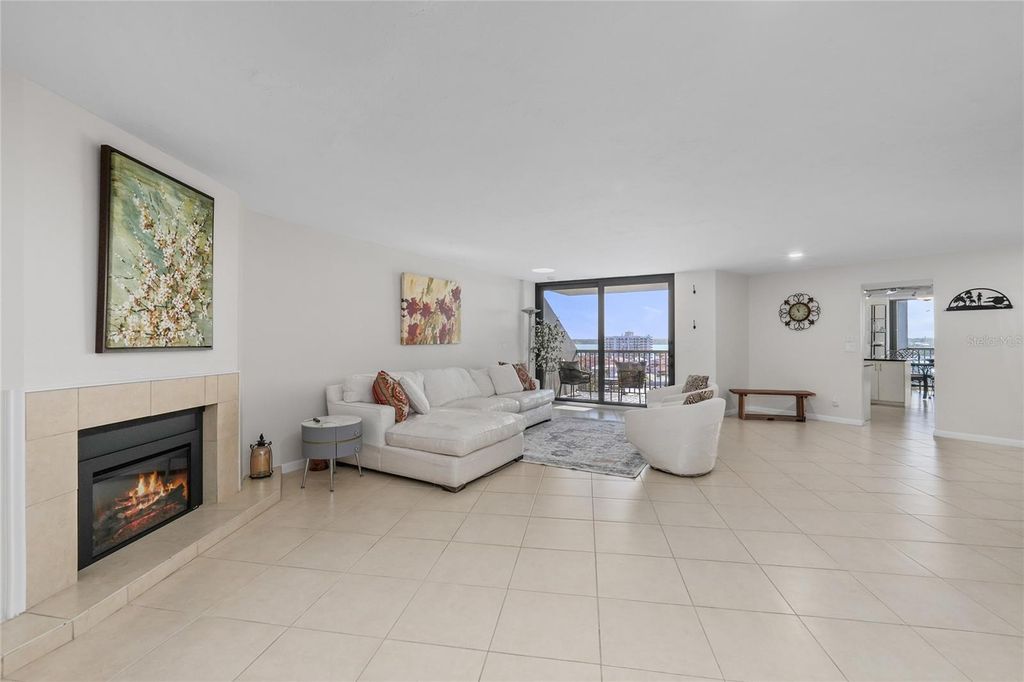 Image 4 of property listing at 1660 GULF BOULEVARD 807, Clearwater, FL 33767