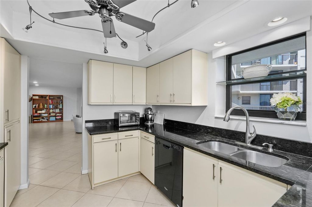 Image 8 of property listing at 1660 GULF BOULEVARD 807, Clearwater, FL 33767