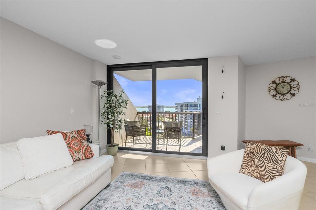 Image 10 of property listing at 1660 GULF BOULEVARD 807, Clearwater, FL 33767