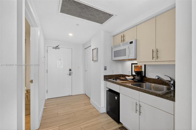 2889 Mcfarlane Rd 1001, Miami, FL 33133