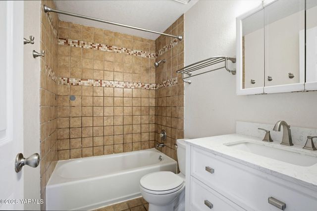 1504 S 74th Ave, Yakima, WA 98908