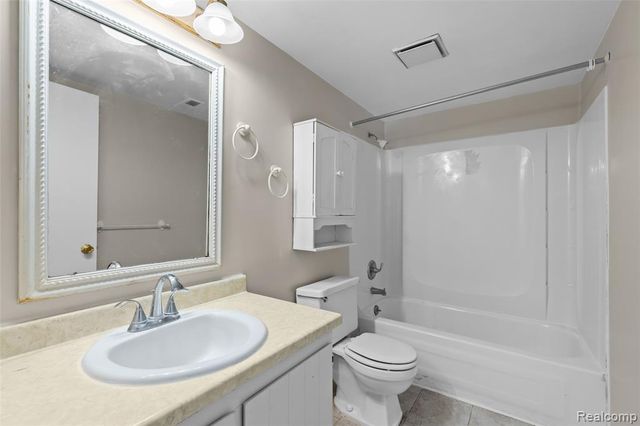 8709 Candlewood Trail 5, Brighton, MI 48116