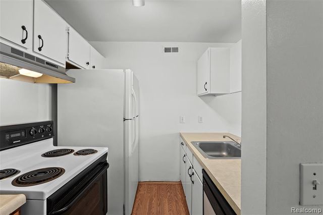 8709 Candlewood Trail 5, Brighton, MI 48116