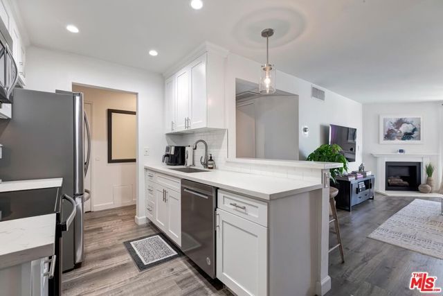 8530 Holloway Drive 422, West Hollywood, CA 90069