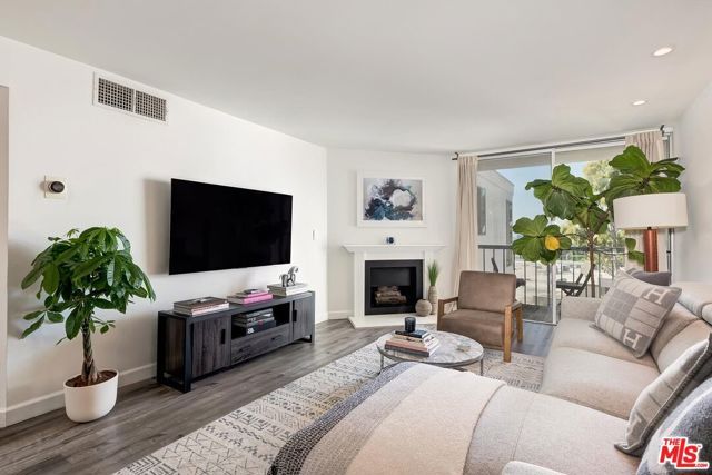 8530 Holloway Drive 422, West Hollywood, CA 90069