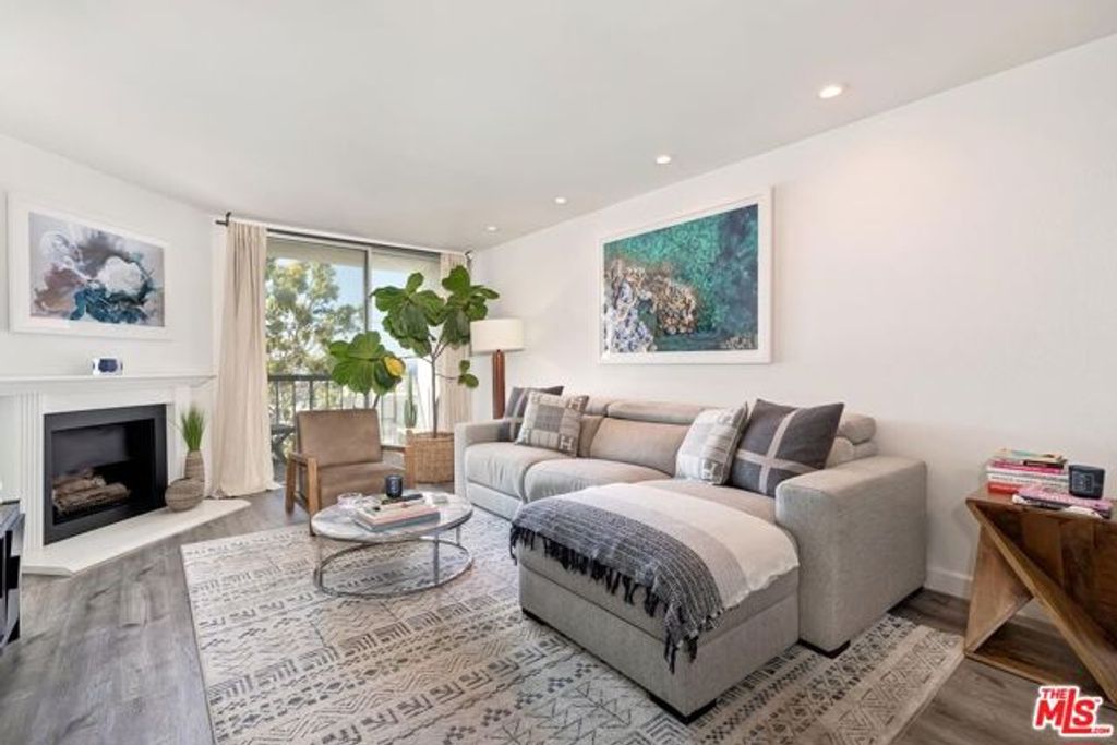 8530 Holloway Drive 422, West Hollywood, CA 90069