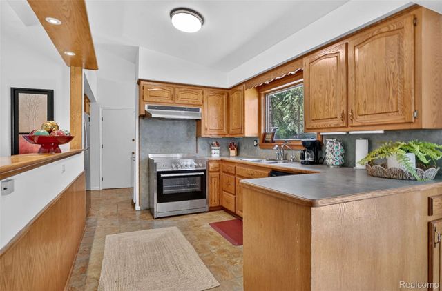 8144 Kenwick Drive, White Lake Charter Township, MI 48386