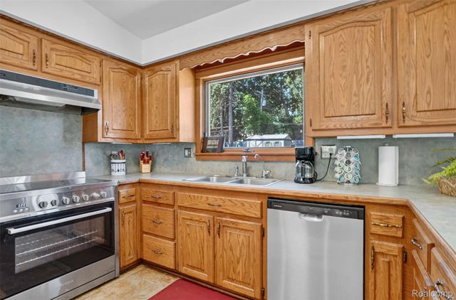 8144 Kenwick Drive, White Lake Charter Township, MI 48386