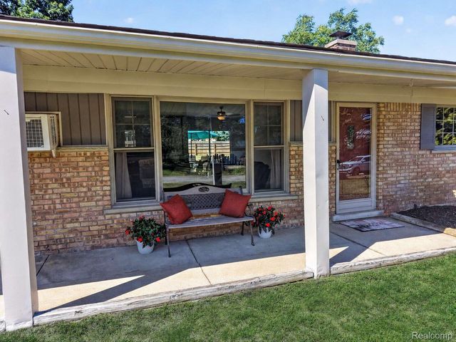 8144 Kenwick Drive, White Lake Charter Township, MI 48386