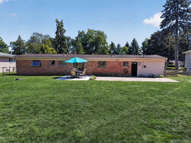8144 Kenwick Drive, White Lake Charter Township, MI 48386