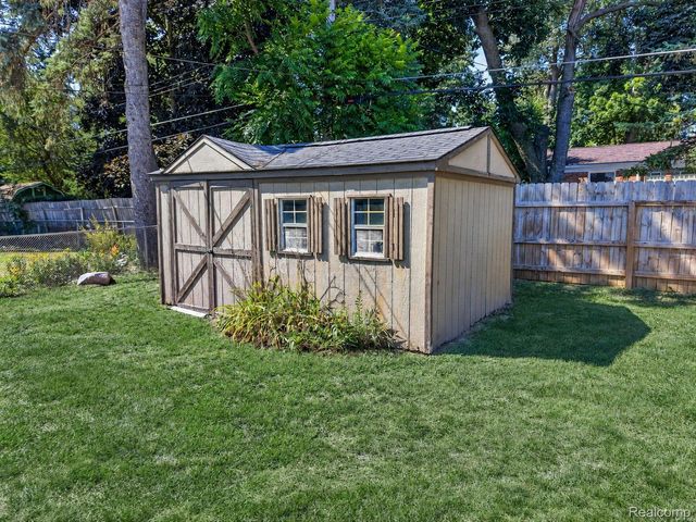 8144 Kenwick Drive, White Lake Charter Township, MI 48386