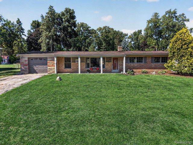 8144 Kenwick Drive, White Lake Charter Township, MI 48386