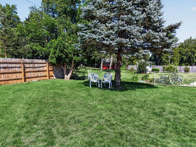 8144 Kenwick Drive, White Lake Charter Township, MI 48386