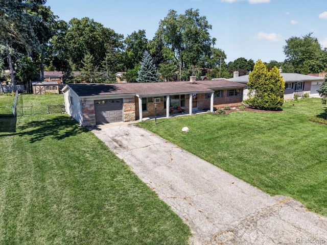 8144 Kenwick Drive, White Lake Charter Township, MI 48386