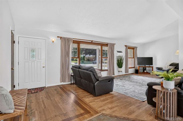8144 Kenwick Drive, White Lake Charter Township, MI 48386