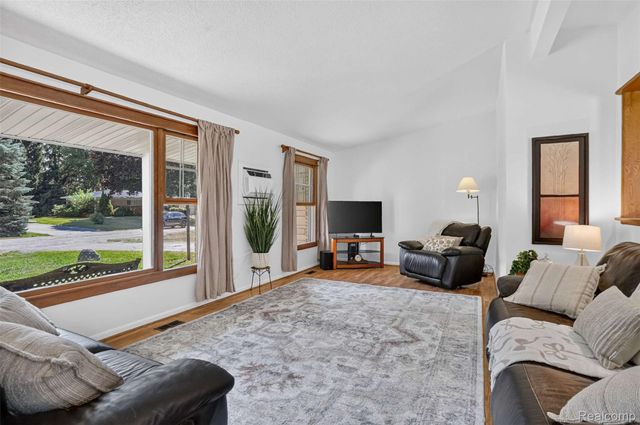 8144 Kenwick Drive, White Lake Charter Township, MI 48386