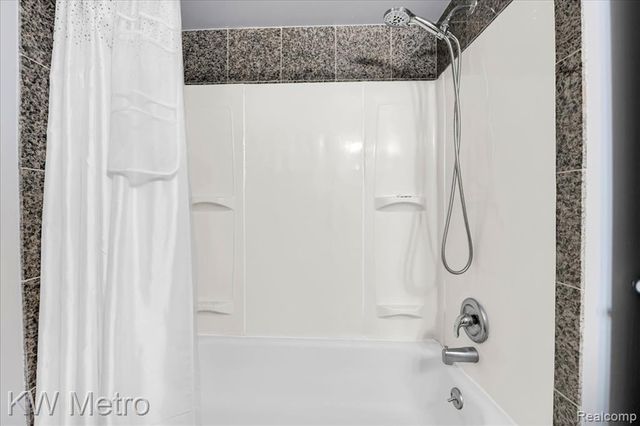 25333 Greenbrooke Drive, Southfield, MI 48033