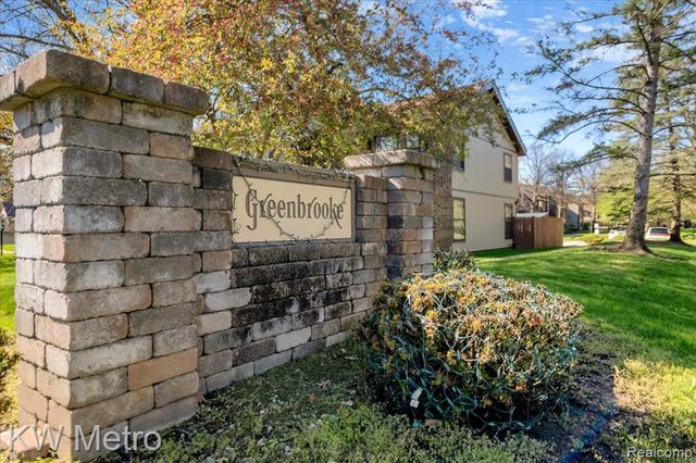 25333 Greenbrooke Drive, Southfield, MI 48033